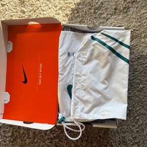 Nike White and Green Drawstring Bag